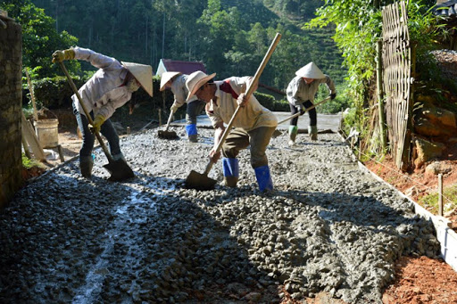 công trường xây dựng đường bê tông nông thôn