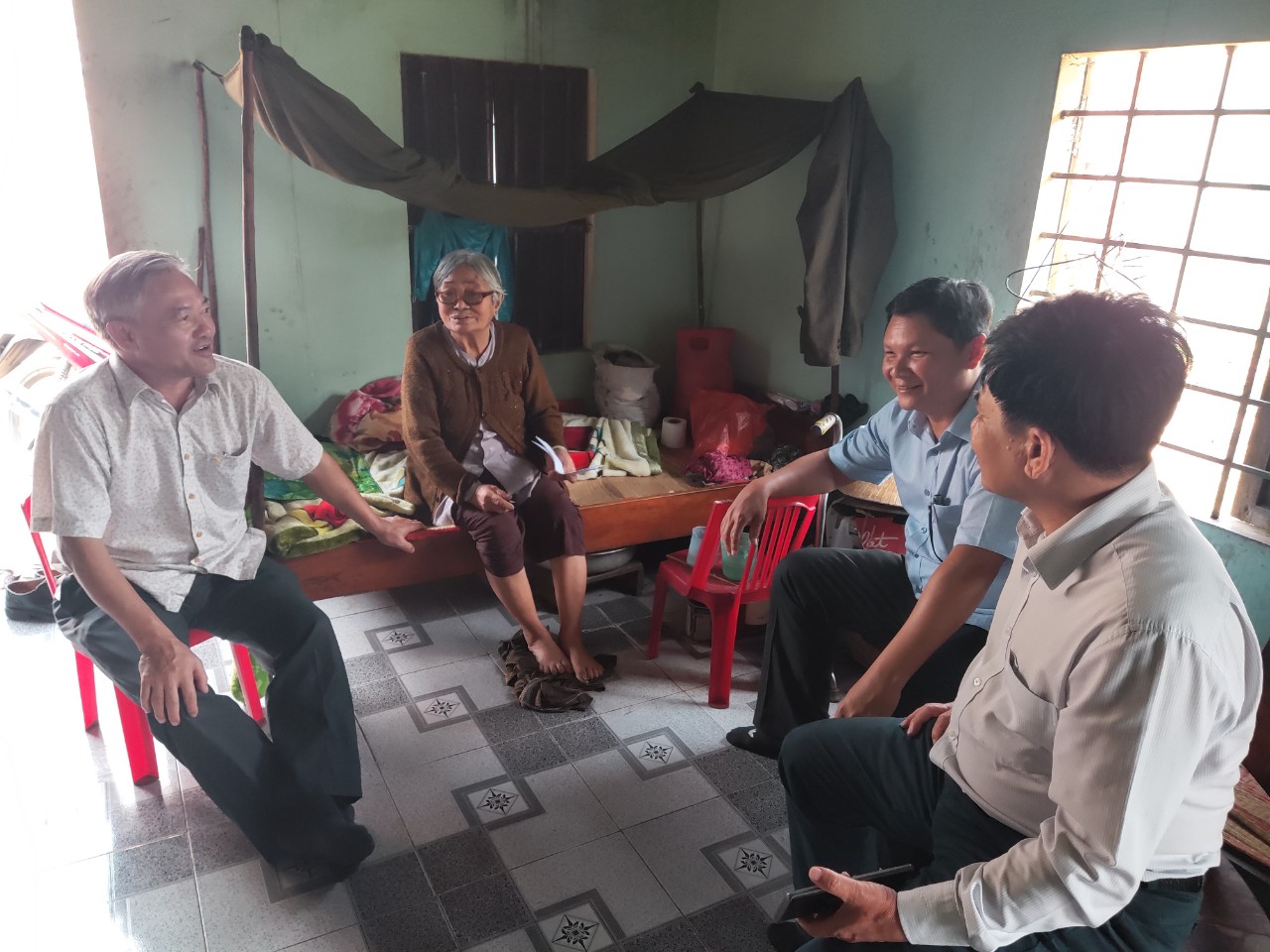 Lãnh đạo Sở Xây dựng thăm hỏi Mẹ Phạm Thị Ký, sinh năm 1936 ở thôn Nhơn Nghĩa Đông, xã Nhơn Phúc, thị xã An Nhơn
