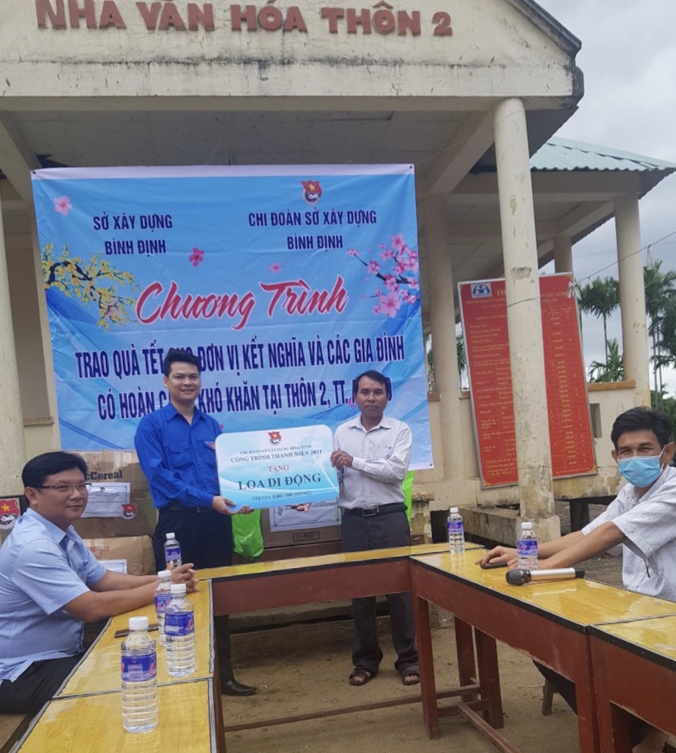 Bí thư Chi đoàn tặng Loa di động cho Bí thư kiểm Trưởng thôn 2