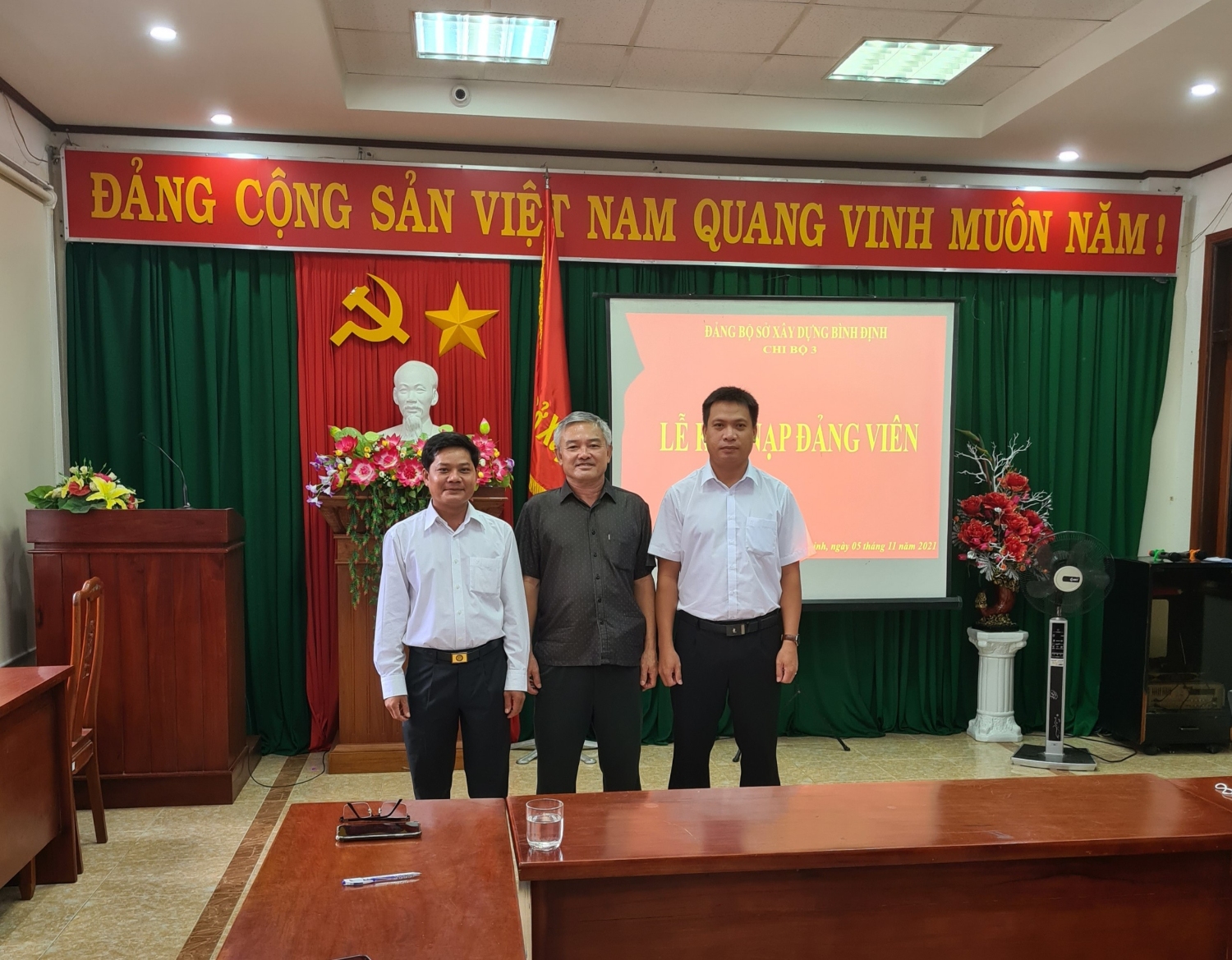 Từ trái sang: Đảng viên mới Hồ Văn Sang, Bí thư Chi bộ 3 - Đặng Thành Trưng, đảng viên mới Võ Khắc Hiệp