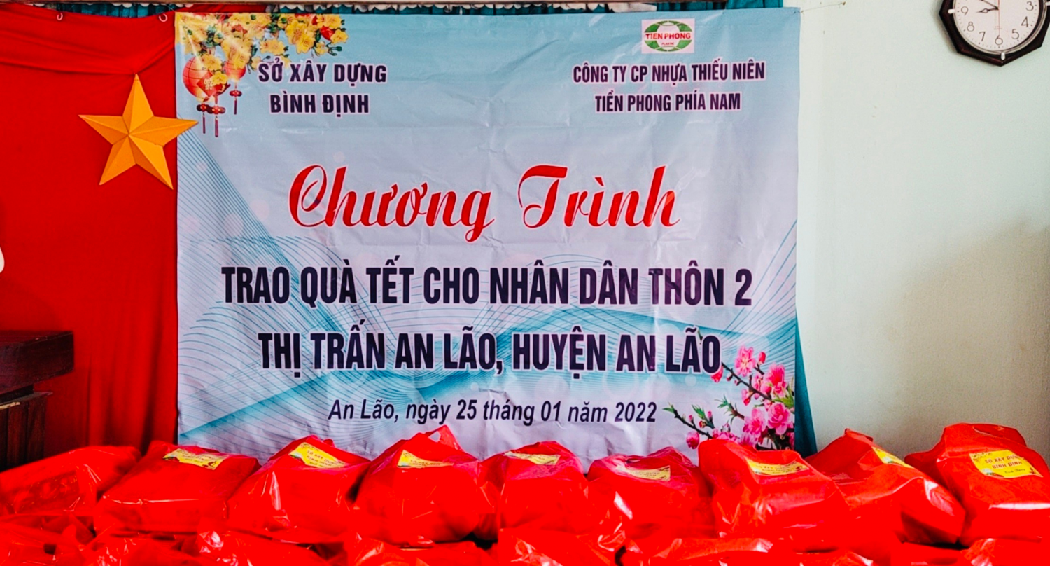 Sở Xây dựng tổ chức Chương trình trao quà tết cho nhân dân thôn 2, thị trấn An Lão, Huyện An Lão.