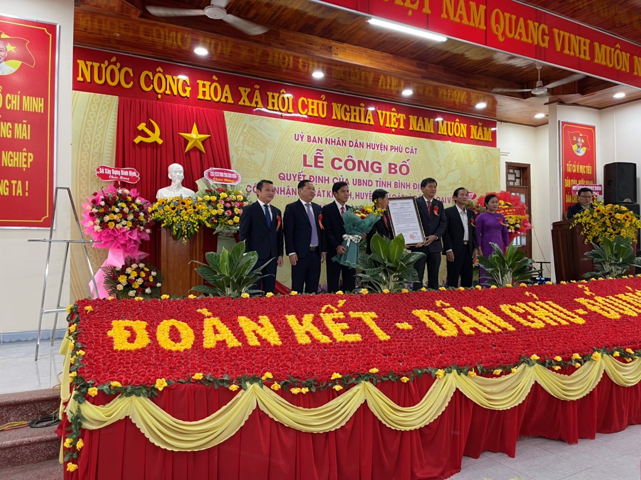 Lễ công bố Quyết định của UBND tỉnh công nhận xã Cát Khánh là đô thị loại V.