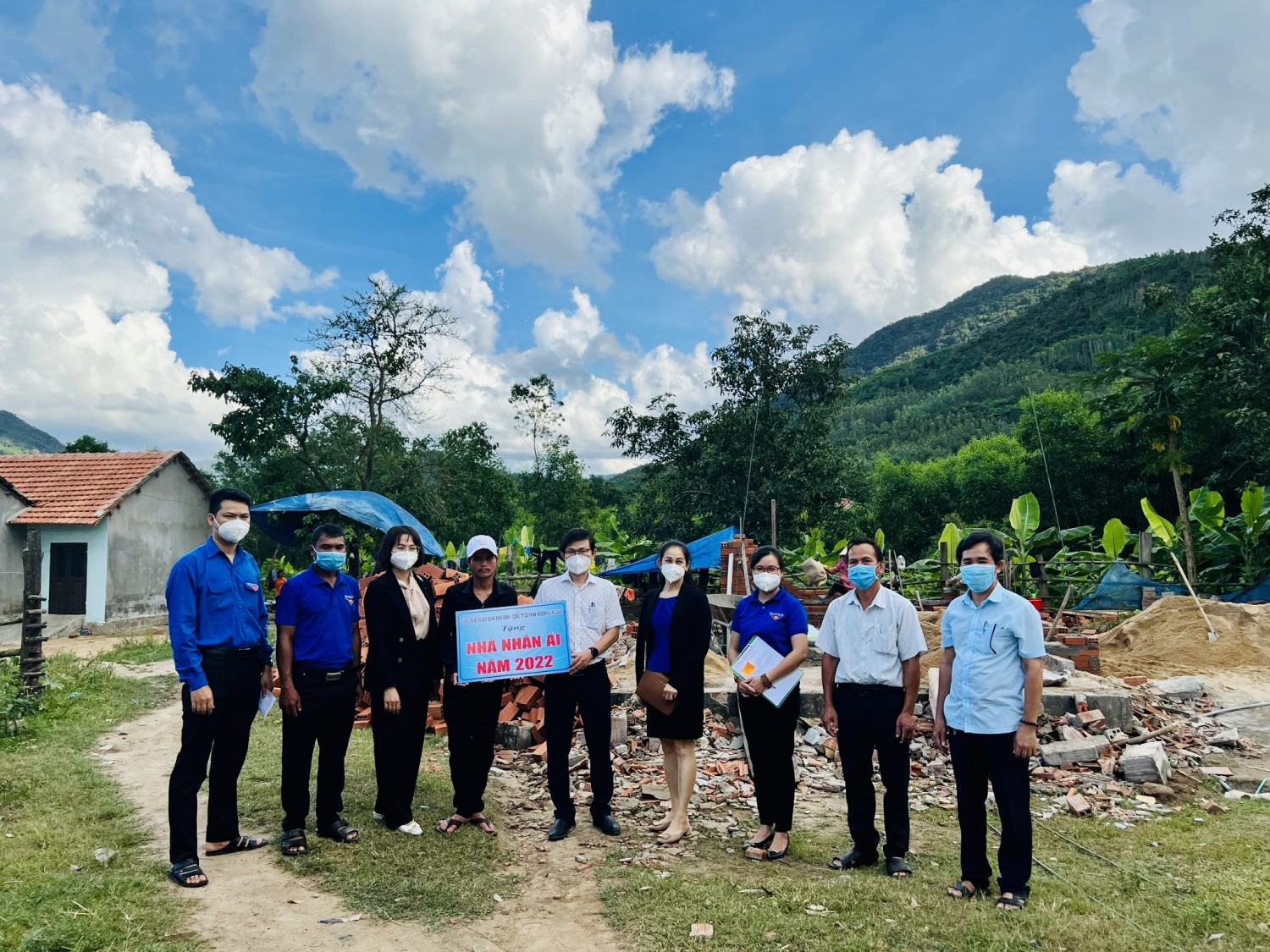 Ông Lê Anh Sơn, Phó Giám đốc, Chủ tịch Công đoàn Sở Xây dựng và đại diện Công ty cổ phần GreenHill Village trao tặng kinh phí xây dựng nhà nhân ái năm 2022