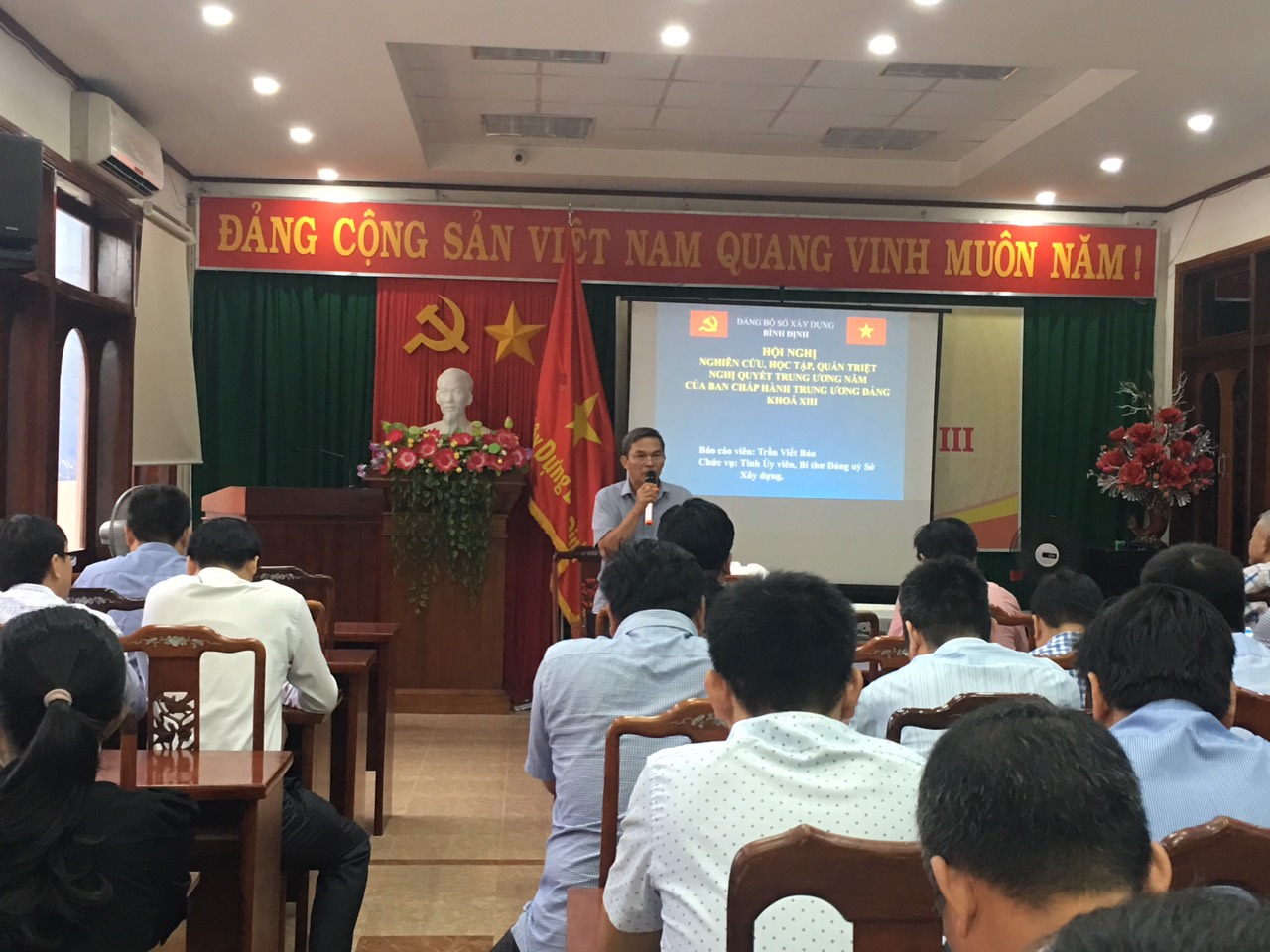 Đồng chí Trần Viết Bảo, Tỉnh ủy viên, Bí thư Đảng ủy, Giám đốc Sở Xây dựng báo cáo, quán triệt các Nghị quyết