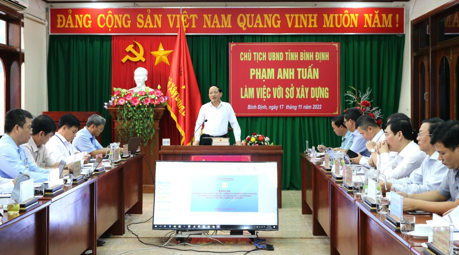 Chủ tịch UBND tỉnh Phạm Anh Tuấn phát biểu chỉ đạo tại buổi làm việc.