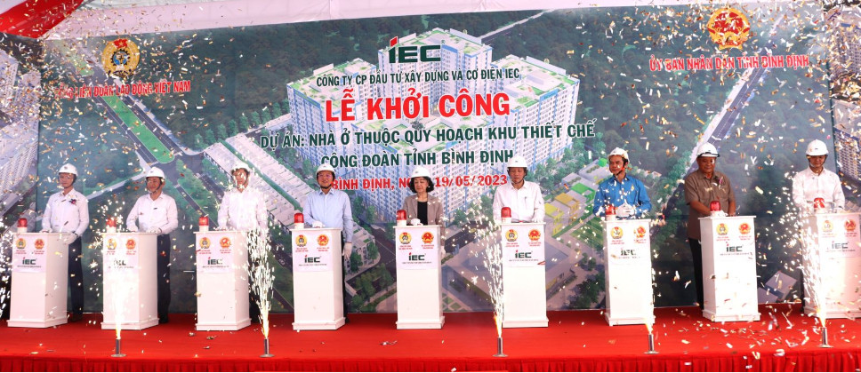 Bấm nút khởi công