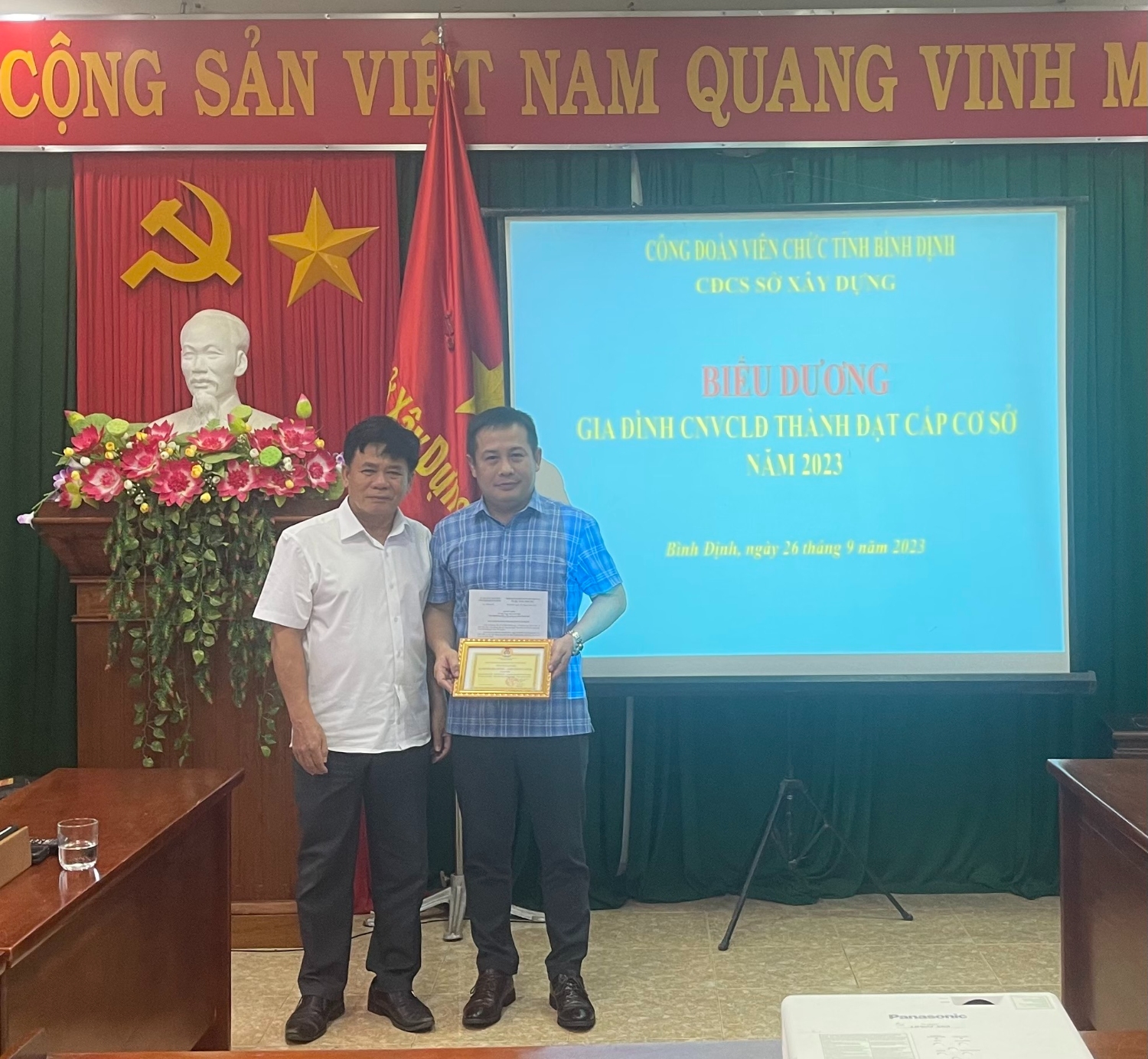 Đ/c Võ Hữu Thiện - Chủ tịch CĐCS trao Quyết định