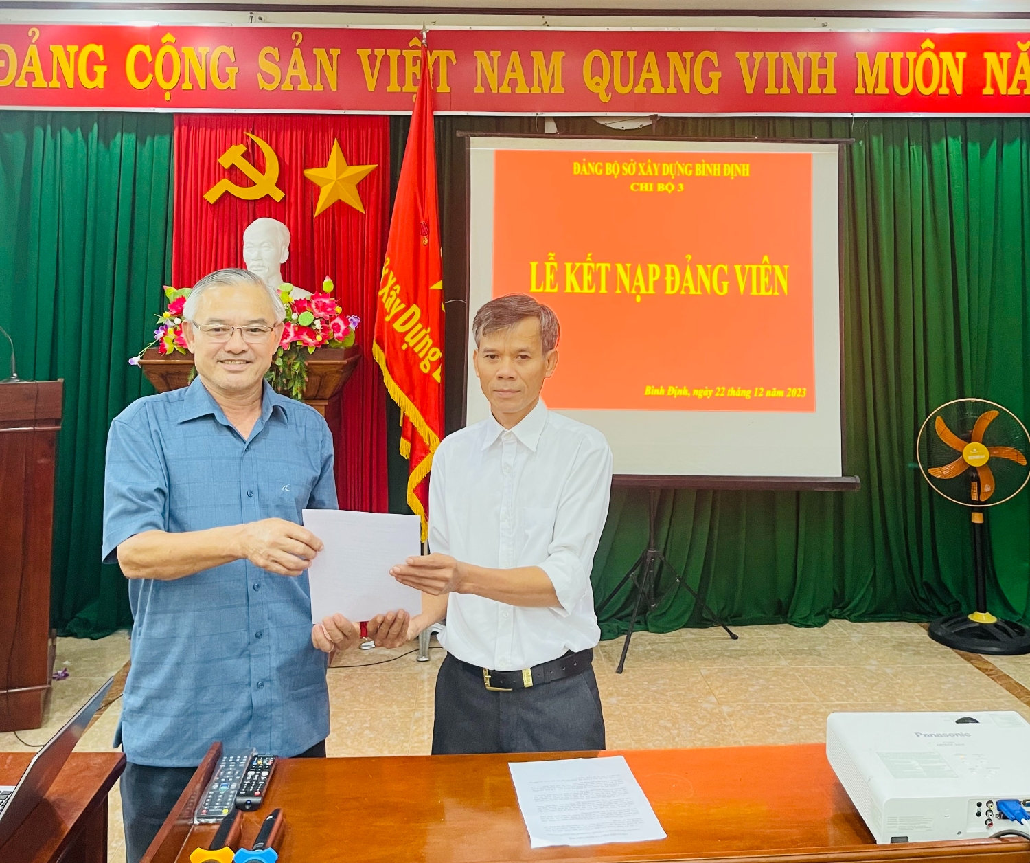 Bí thư Chi bộ trao quyết định kết nạp đảng viên