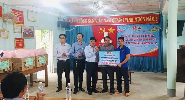 .Sở Xây dựng: Bàn giao công trình kết nghĩa 'Thắp sáng đường quê'